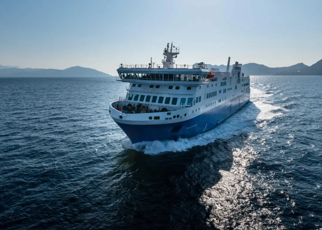 St Lawrence ferry 'FA Gauthier', powered by dual-fuel electric propulsion, employs main azimuth thrusters equipped with contra-rotating propellers