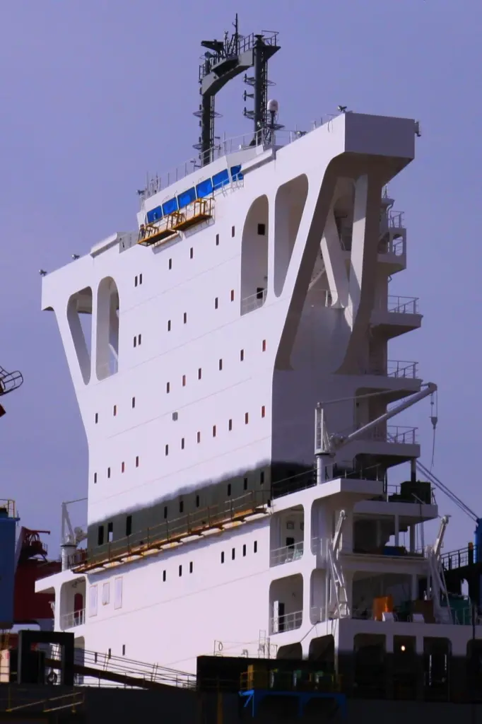 The slim bridge structure and accommodation block are positioned roughly amidships, offering improved forward visibility. Photo: http://shipbuild2.exblog.jp/