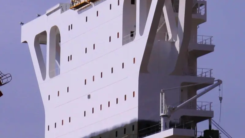 The slim bridge structure and accommodation block are positioned roughly amidships, offering improved forward visibility. Photo: http://shipbuild2.exblog.jp/