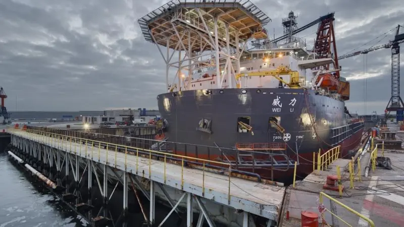 Ensuring that the ‘Wei-Li’ was properly supported in the drydock was a complex project in itself