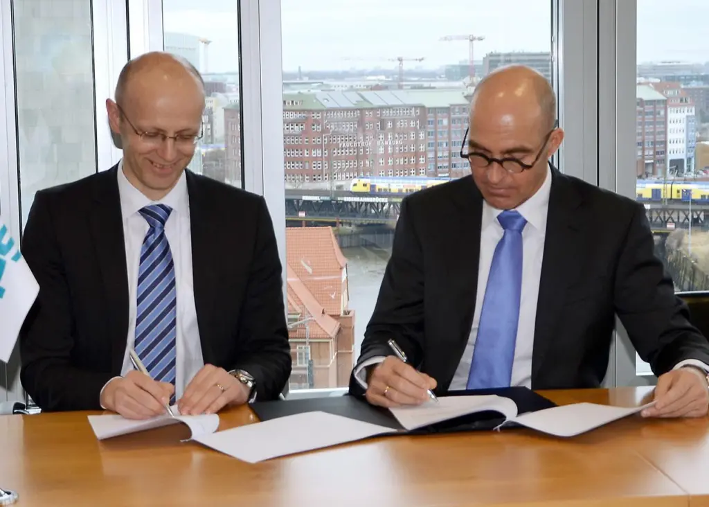 DNV GL's Büssow (left) and Rohaan of VPS sign an agreement of cooperation for the new fuel analytics tool