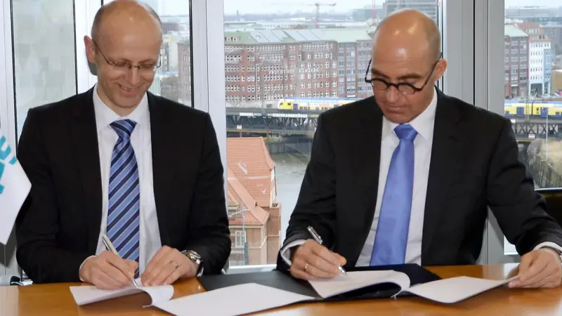 DNV GL's Büssow (left) and Rohaan of VPS sign an agreement of cooperation for the new fuel analytics tool