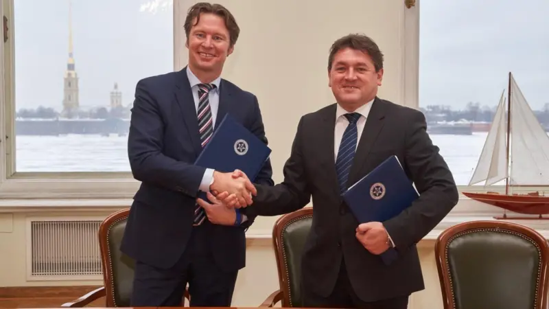 Knut Ørbeck-Nilssen, DNV GL’s CEO (l) and RS director general, Konstantin Palnikov, sign the cooperation agreement between the two classification societies