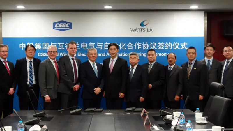 Jaakko Eskola, CEO of Wärtsilä (centre left) and Wu Qiang, president of CSSC (centre right) sign the letter of intent for the companies' fourth joint venture