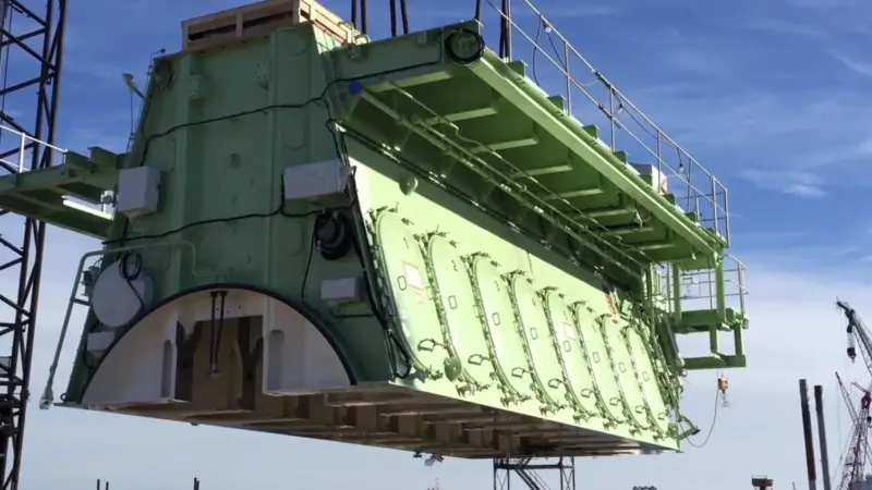 The A-frame of the MAN B&W ME-GI engine was hoisted into place by Halter's 500-tonne cranes