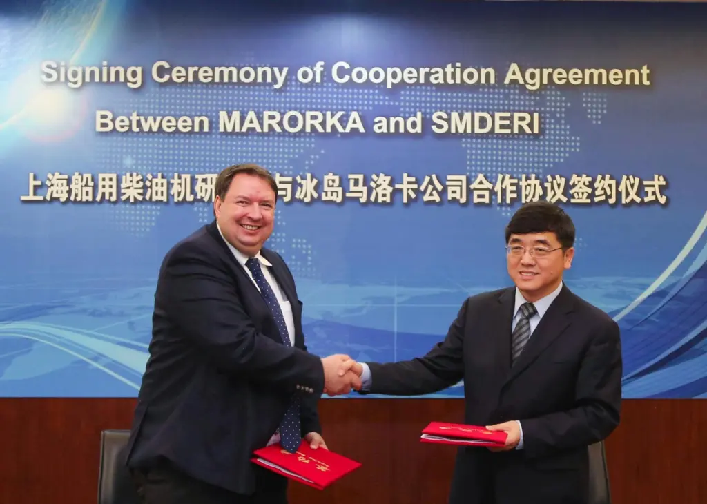 (l-r) Juergen Kudritzki and Dong Jianfu sign the cooperation agreement in Shanghai
