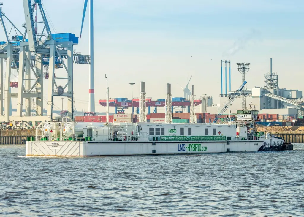 LNG Hybrid Barge in the port of Hamburg
