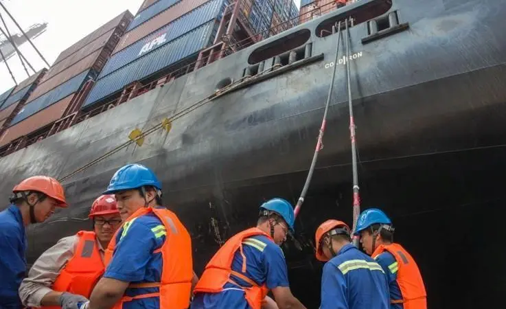 ‘APL Japan’ receives shore side power at QQCTUA