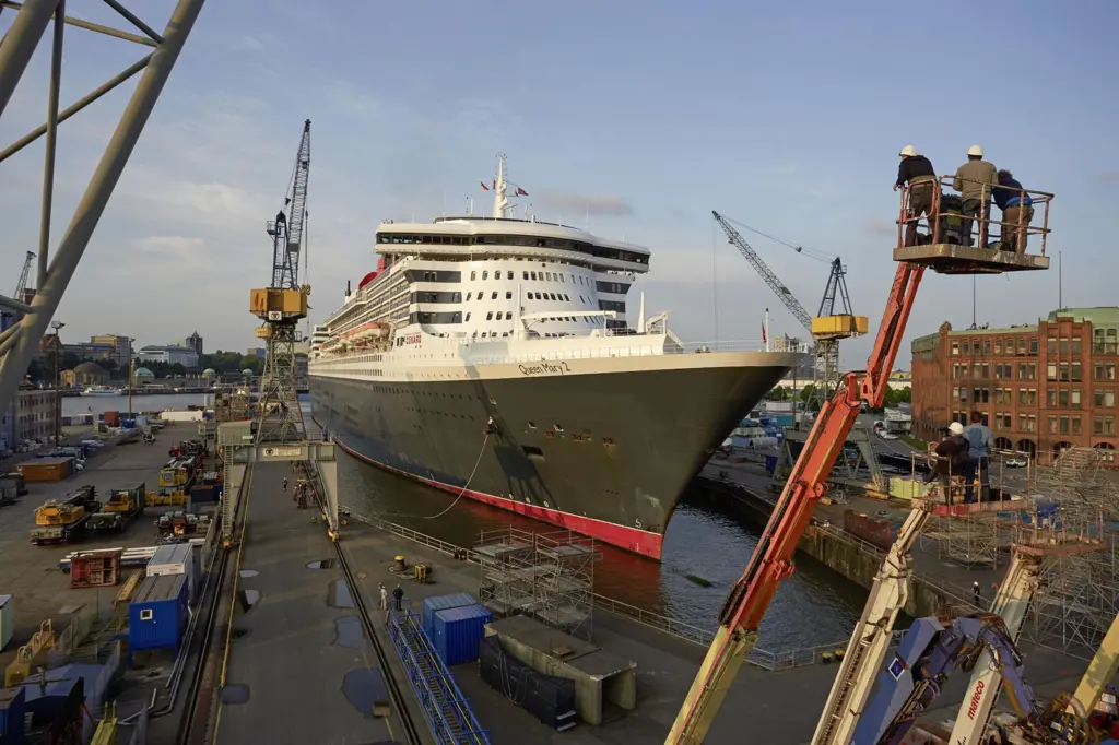 'Queen Mary 2' makes its way into a snugly fitting Elbe Dock 17 at the start of its three-week overhaul