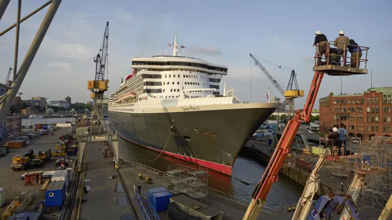 'Queen Mary 2' makes its way into a snugly fitting Elbe Dock 17 at the start of its three-week overhaul