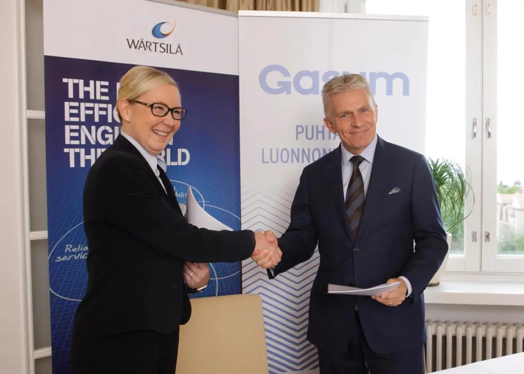 Johanna Lamminen, CEO of Gasum and Jaakko Eskola, president and CEO of Wärtsilä, conclude a wide cooperation to develop LNG markets