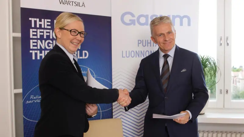 Johanna Lamminen, CEO of Gasum and Jaakko Eskola, president and CEO of Wärtsilä, conclude a wide cooperation to develop LNG markets