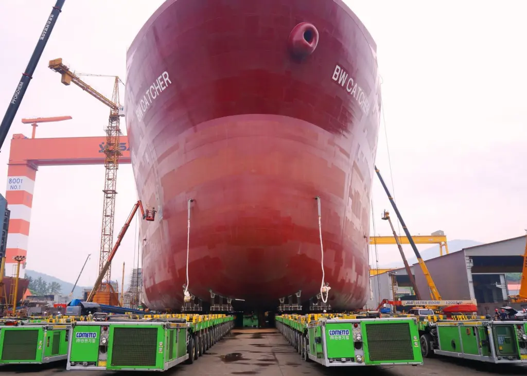 A fleet of 54 automated trailers turned the fore block of 'BW Catcher' and loaded it for floating to Singapore from Samkang