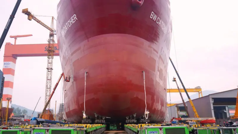 A fleet of 54 automated trailers turned the fore block of 'BW Catcher' and loaded it for floating to Singapore from Samkang