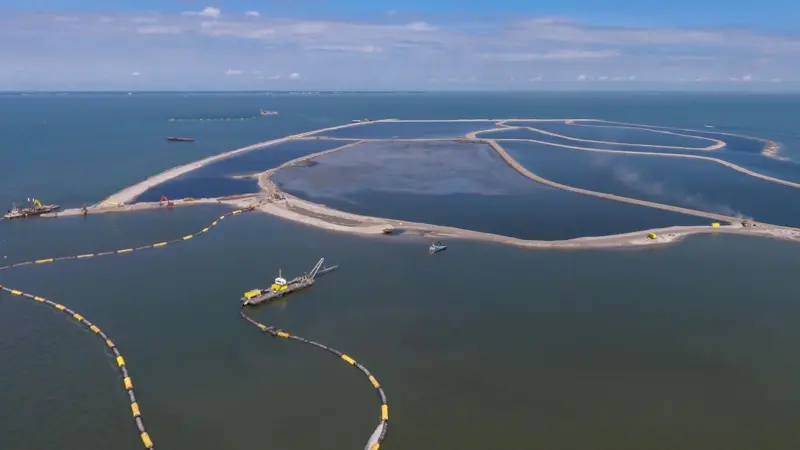 The Boskalis vessel 'EDAX' used the fuel in bio/fossil blends going up to 50%