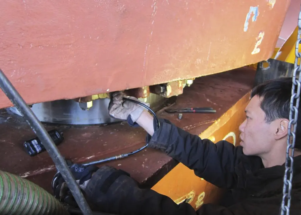 Mobdock allows inspection teams to perform their tasks underwater in a clean, dry environment