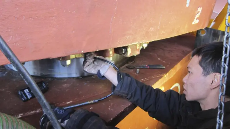 Mobdock allows inspection teams to perform their tasks underwater in a clean, dry environment