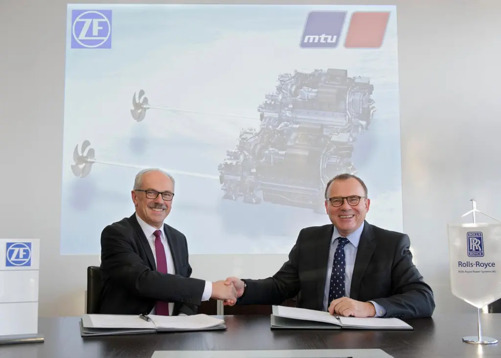 Ulrich Dohle (right), CEO of Rolls-Royce Power Systems and Wilhelm Rehm, board member of ZF, sign the collaboration agreement