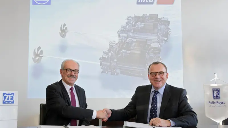 Ulrich Dohle (right), CEO of Rolls-Royce Power Systems and Wilhelm Rehm, board member of ZF, sign the collaboration agreement