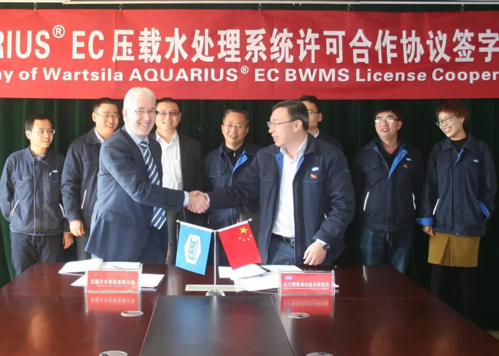 Joe Thomas, director, BWMS, Wärtsilä Marine Solutions and Zou Xiubin, director, Jiujiang Precision Measuring Technology Research Institute sign the license agreement
