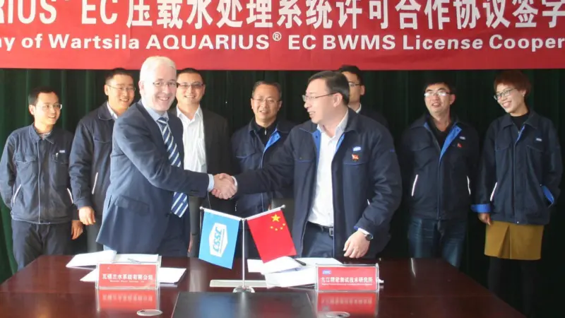 Joe Thomas, director, BWMS, Wärtsilä Marine Solutions and Zou Xiubin, director, Jiujiang Precision Measuring Technology Research Institute sign the license agreement
