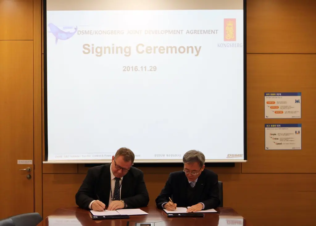 Tore Wean, managing director, Kongsberg Maritime Korea (left) and Young Bok Choi, Vice President at DSME Naval & Energy System R&D, ink the agreement