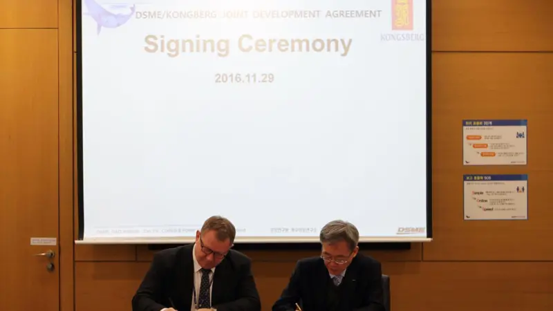 Tore Wean, managing director, Kongsberg Maritime Korea (left) and Young Bok Choi, Vice President at DSME Naval & Energy System R&D, ink the agreement