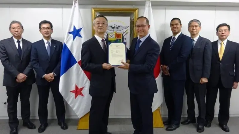 Ambassador Diaz of Panama presents the certificate