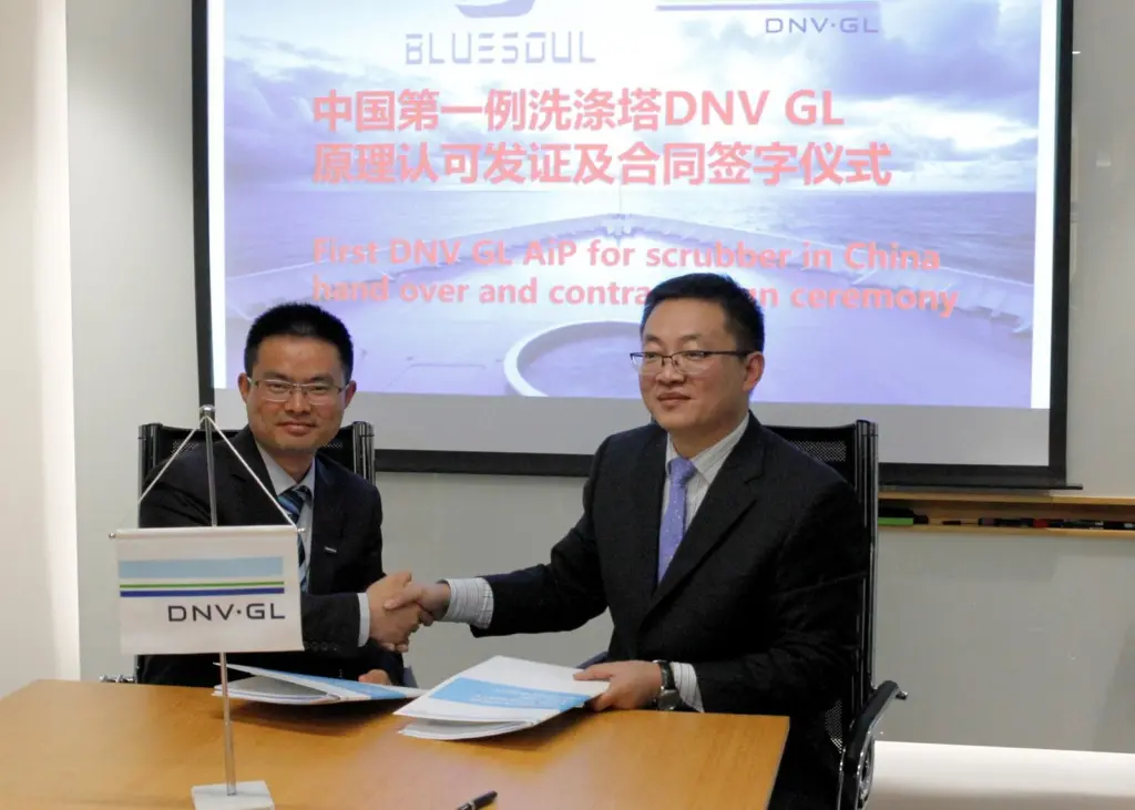 Liu Xiaofeng and Jacky Chow sign the advisory service contract