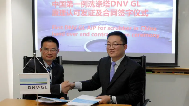 Liu Xiaofeng and Jacky Chow sign the advisory service contract