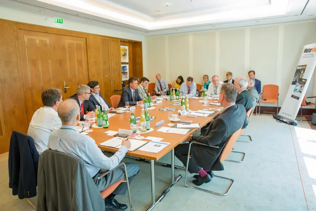 00_85002_P-and-E-Round-table