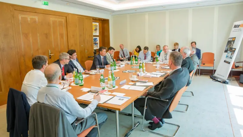 00_85002_P-and-E-Round-table