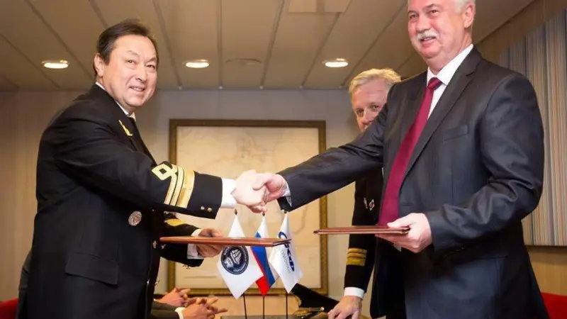 Sergey Ogai (left), rector of MSUN, and Konstantin Dudarev, deputy managing director and OSV fleet team manager, Sakhalin branch, Unicom Management Services