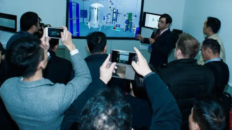 WinGD training manager Tyson Liang Qin presenting the W-FMS virtual reality engine room to a delegation of ship owners