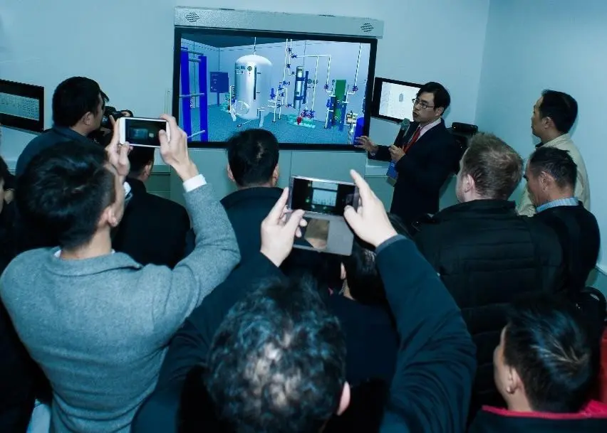 WinGD training manager Tyson Liang Qin presenting the W-FMS virtual reality engine room to a delegation of ship owners