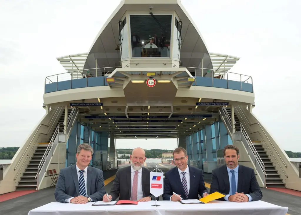 Cooperation contract (left to right): Stefan Ballier, senior manager ferry operations, City of Constance utility; Norbert Reuter, head of the city of Constance utility company; Andreas Schell, CEO, Rolls-Royce Power Systems; Matthias Vogel, vice...