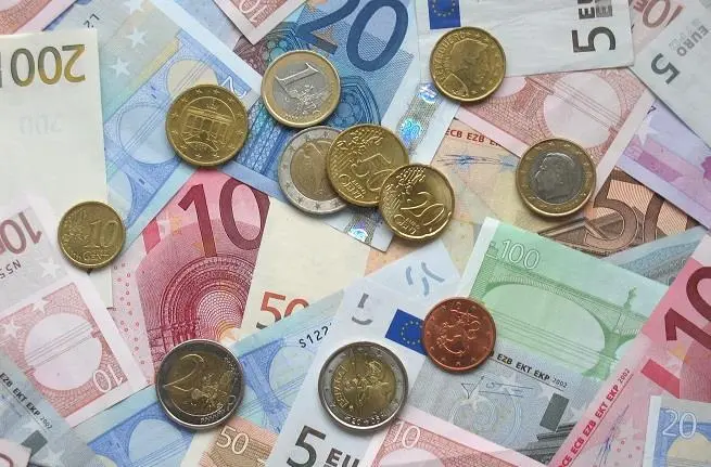 00_85411_Euro_coins_and_banknotes