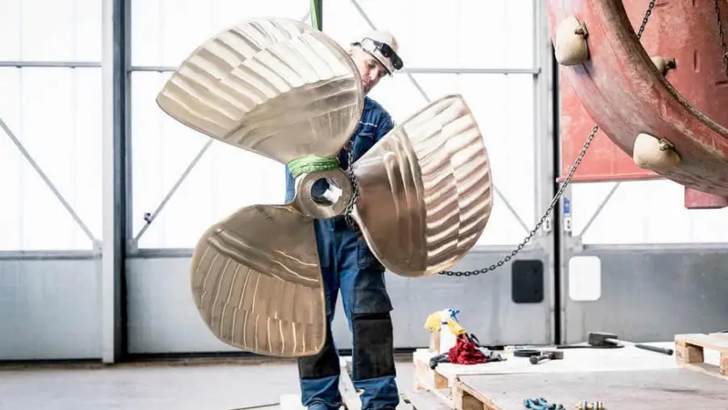 The WAAMpeller being mounted at Damen's headquarters