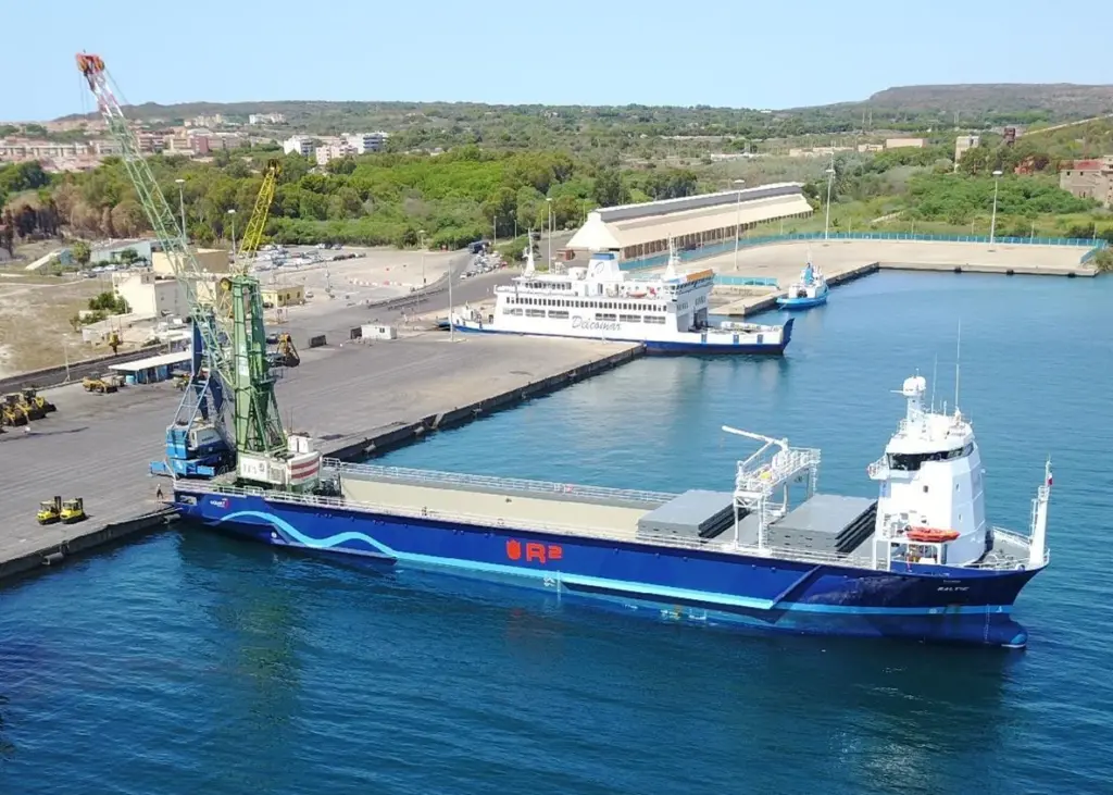No cargo height restraint: The 'Baltic' handling a 260-tonne mobile crane in Sardinia