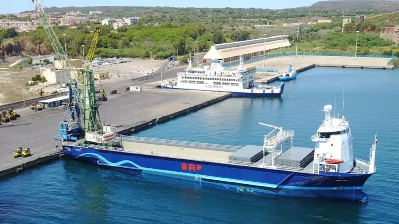 No cargo height restraint: The 'Baltic' handling a 260-tonne mobile crane in Sardinia