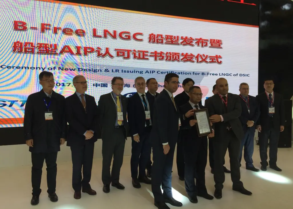 The approval in principle for a 30,000m3 LNG carrier with no ballast water was handed over at the Marintec exhibition in Shanghai