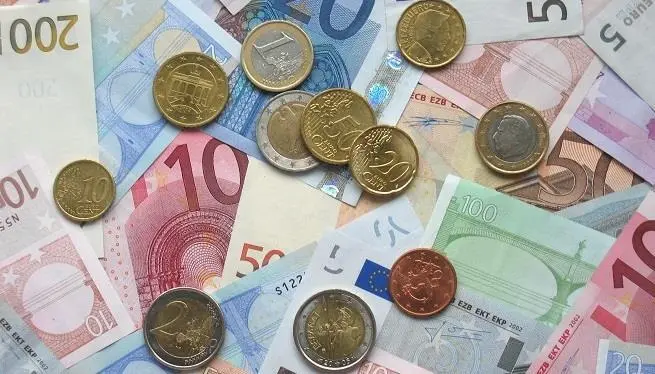 00_85607_Euro_coins_and_banknotes-Copy