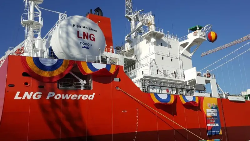 The first LNG-fuelled bulk carrier in the world has been delivered from Hyundai Mipo Dockyard