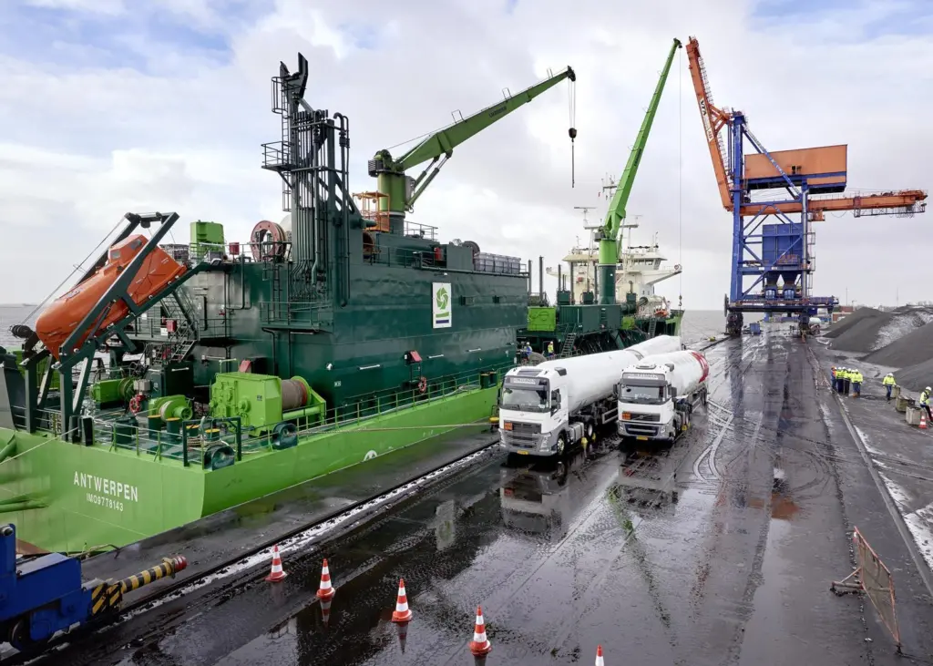 Nauticor has refuelled the DEME Group’s hopper dredger 'Scheldt River' with 85 tonnes of LNG in a five truck-to-ship operation