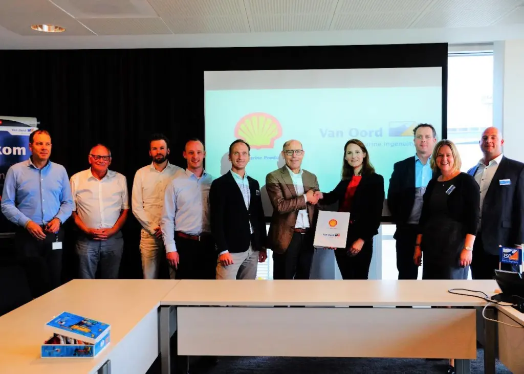 Jaap de Jong (left) of Van Oord and Inbar van de Burg of Shell Marine shake hands on the five-year agreement