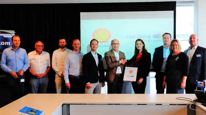 Jaap de Jong (left) of Van Oord and Inbar van de Burg of Shell Marine shake hands on the five-year agreement