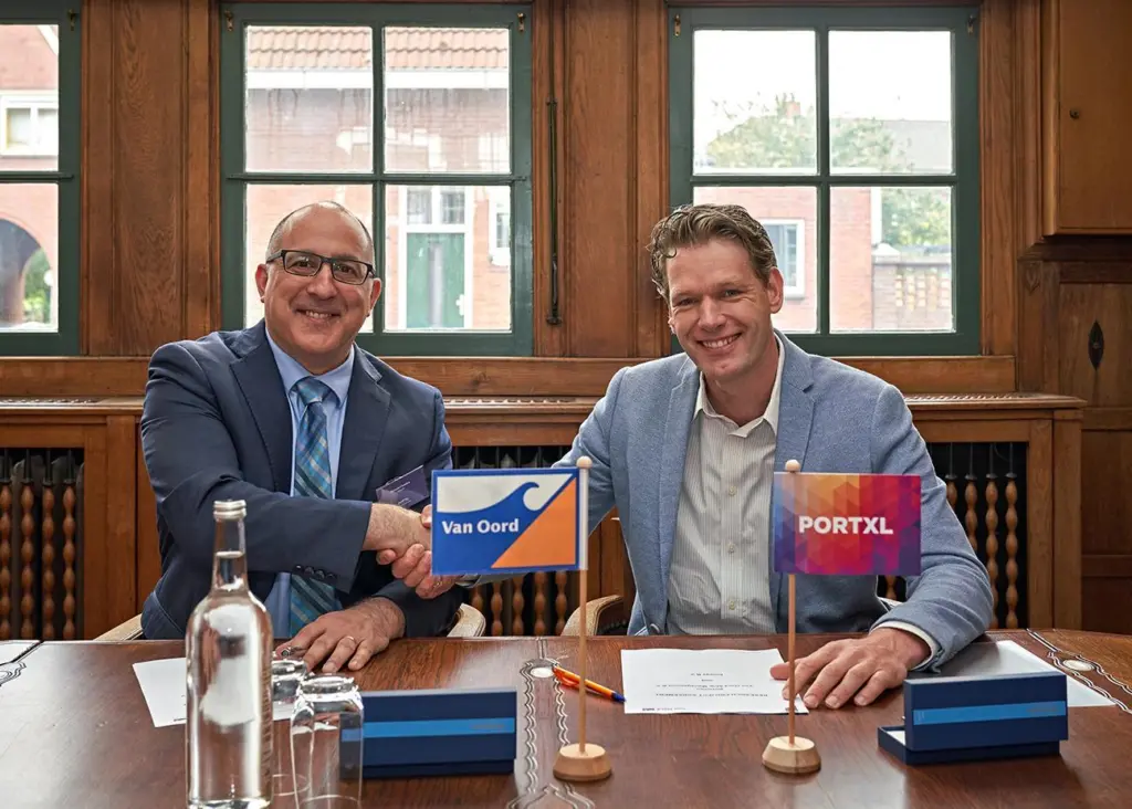 Edoardo Panziera, CEO, Ionada (left) and Job Voormolen, project manager Van Oord, sign the pilot agreement
