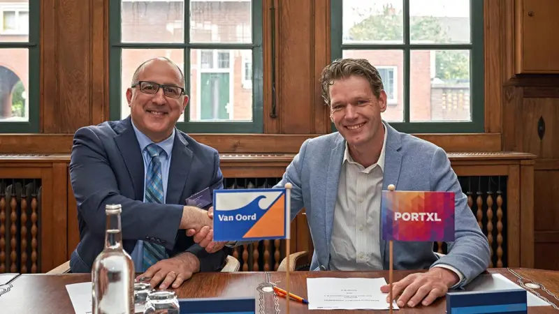 Edoardo Panziera, CEO, Ionada (left) and Job Voormolen, project manager Van Oord, sign the pilot agreement