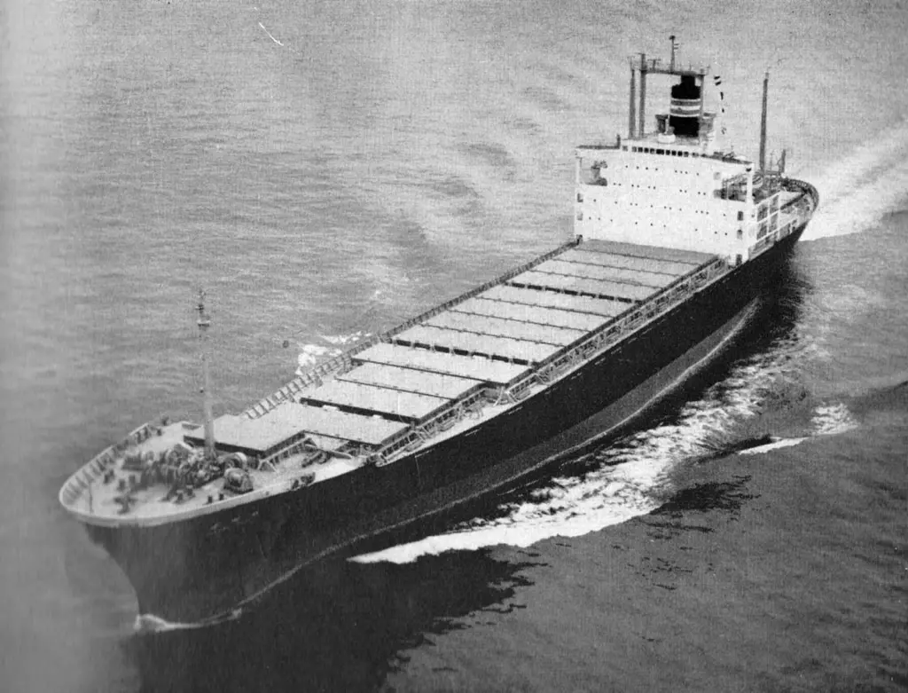 Japan’s first container ship, the 752 TEU 25-knot ‘Hakone Maru’