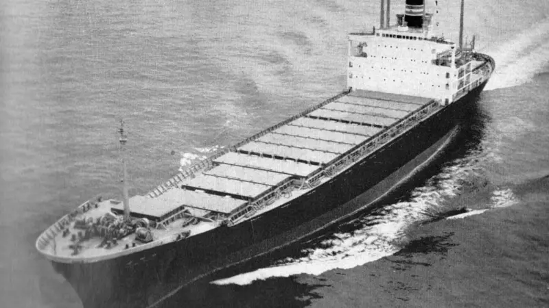 Japan’s first container ship, the 752 TEU 25-knot ‘Hakone Maru’